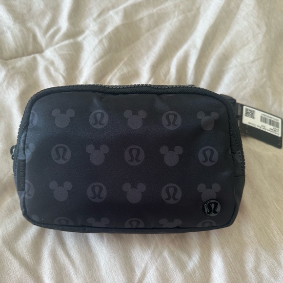 lululemon athletica Disney NWT Belt Bag black and grey - Picture 2 of 6